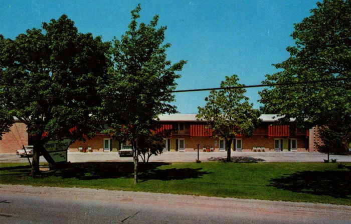 Spies River Terrace Motel (Best Western River Terrace) - Old Postcard (newer photo)